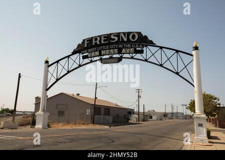 Fresno, Californie, États-Unis - 15 juillet 2021 : la lumière en fin d'après-midi illumine un panneau historique du centre-ville de Fresno. Banque D'Images