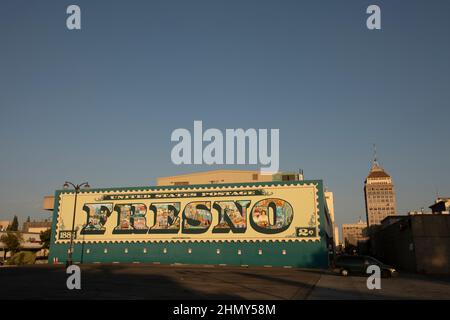 Fresno, Californie, États-Unis - 15 juillet 2021 : la lumière en fin d'après-midi illumine un panneau historique du centre-ville de Fresno. Banque D'Images