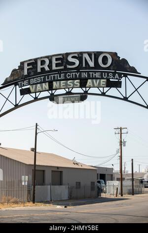 Fresno, Californie, États-Unis - 15 juillet 2021 : la lumière en fin d'après-midi illumine un panneau historique du centre-ville de Fresno. Banque D'Images