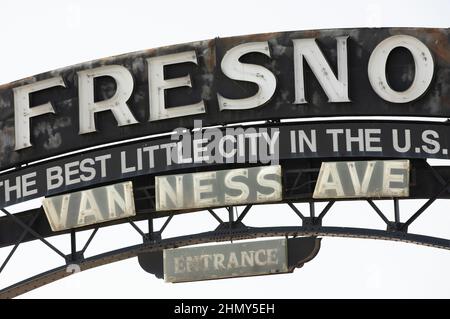 Fresno, Californie, États-Unis - 15 juillet 2021 : la lumière en fin d'après-midi illumine un panneau historique du centre-ville de Fresno. Banque D'Images