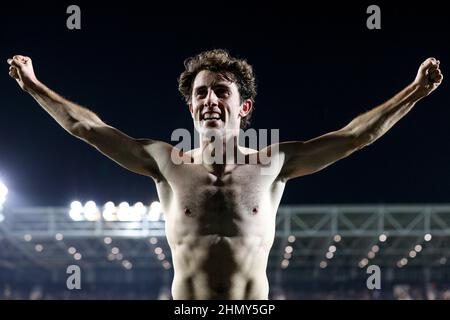 Bergame, Italie. 10th févr. 2022. Italie, Bergame, fév 10 2022: Lucas Martinez Quarta (défenseur de Fiorentina) célèbre la victoire à la fin du match de football ATALANTA vs FIORENTINA, QF Coppa Italia 2021-2022 au stade Gewiss (photo de Fabrizio Andrea Bertani/Pacific Press) Credit: Pacific Press Media production Corp./Alay Live News Banque D'Images