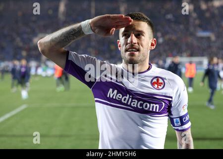 Bergame, Italie. 10th févr. 2022. Italie, Bergame, fév 10 2022: Cristiano Biraghi (défenseur Fiorentina) célèbre la victoire à la fin du match de football ATALANTA vs FIORENTINA, QF Coppa Italia 2021-2022 au stade Gewiss (photo de Fabrizio Andrea Bertani/Pacific Press) Credit: Pacific Press Media production Corp./Alay Live News Banque D'Images