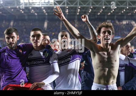 Bergame, Italie. 10th févr. 2022. Italie, Bergame, fév 10 2022: Igor (défenseur Fiorentina) célèbre avec ses coéquipiers la victoire à la fin du match de football ATALANTA vs FIORENTINA, QF Coppa Italia 2021-2022 au stade Gewiss (photo de Fabrizio Andrea Bertani/Pacific Press) Credit: Pacific Press Media production Corp./Alay Live News Banque D'Images