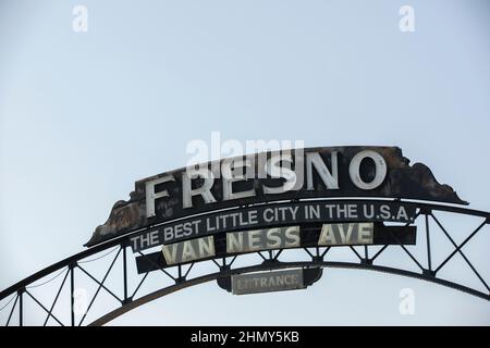 Fresno, Californie, États-Unis - 15 juillet 2021 : la lumière en fin d'après-midi illumine un panneau historique du centre-ville de Fresno. Banque D'Images