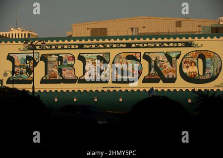 Fresno, Californie, États-Unis - 15 juillet 2021 : la lumière en fin d'après-midi illumine un panneau historique du centre-ville de Fresno. Banque D'Images