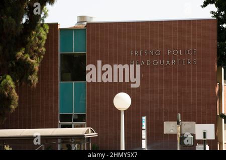 Fresno, Californie, États-Unis - 15 juillet 2021 : le soleil brille sur le siège du centre-ville du département de police de Fresno. Banque D'Images