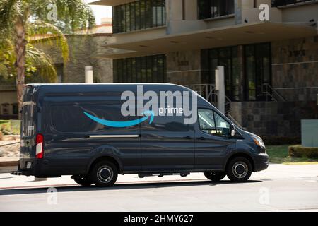 Fresno, Californie, États-Unis - 15 juillet 2021 : un Amazon Premium Trucks effectue une livraison dans le centre-ville de Fresno. Banque D'Images