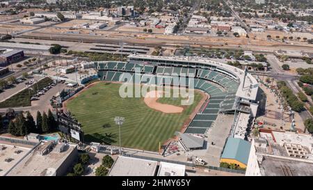 Fresno, Californie, États-Unis - 15 juillet 2021 : le soleil de jour illumine le parc Chukchansi dans le centre-ville de Fresno. Banque D'Images