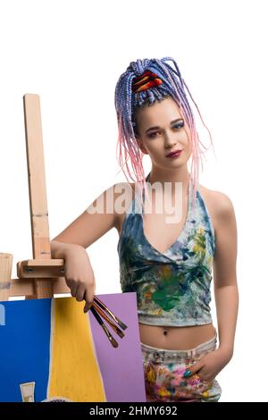 Jeune artiste confiant, penchée sur un chevalet Banque D'Images