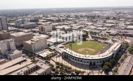 Fresno, Californie, États-Unis - 15 juillet 2021 : le soleil de jour illumine le parc Chukchansi dans le centre-ville de Fresno. Banque D'Images