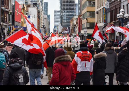 Toronto, Canada. 12th févr. 2022. Des manifestants anti-mandat, également connus sous le nom de convoi Freedom, se sont emmis dans la rue du centre-ville de Toronto pour protester contre les mandats de vaccination. Toronto (Ontario), Canada, le 12 février 2022. (Photo de Dominic Chan/Sipa USA) crédit: SIPA USA/Alay Live News Banque D'Images