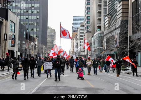 Toronto, Canada. 12th févr. 2022. Des manifestants anti-mandat, également connus sous le nom de convoi Freedom, se sont emmis dans la rue du centre-ville de Toronto pour protester contre les mandats de vaccination. Toronto (Ontario), Canada, le 12 février 2022. (Photo de Dominic Chan/Sipa USA) crédit: SIPA USA/Alay Live News Banque D'Images