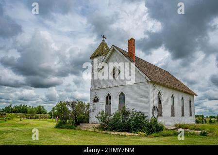 Ciel spectaculaire au-dessus de l'église unie des Trossachs, historique mais abandonnée, à Trossachs, en Saskatchewan Banque D'Images