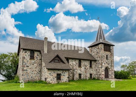 Ciel bleu au-dessus de l'église anglicane St. Andrews en pierre à Heward, en Saskatchewan Banque D'Images