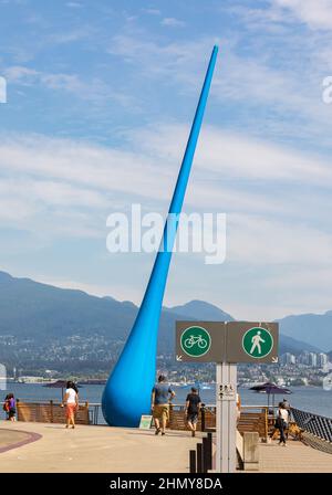 La goutte est une sculpture en acier qui ressemble à un raindrop à la place Canada, dans le port de Vancouver Banque D'Images