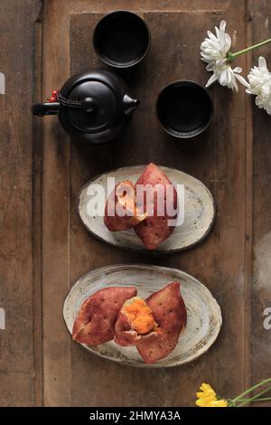 Pain de Mochi de pomme de terre douce coréen, fait de iguma (Purple Yam), lait, farine d'sticky et amidon. Un vrai pain de pommes de terre. Vue de dessus Banque D'Images