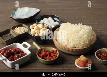 Ingrédients pour la fabrication de la pêche Gum dessert, champignon blanc, dates rouges (Angco), graine de Lotus et autres Banque D'Images