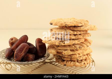 Cookies aux fruits à dattes fines arabes, empilés sur un support en treillis métallique. Parfait pour les réunions de famille Ramazan Banque D'Images