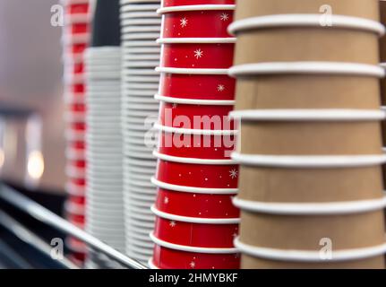 Tasses à café jetables en gros plan sur une machine à café. Banque D'Images