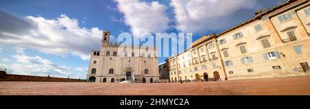 Vue d'ensemble de la place principale de Gubbio, un petit centre médiéval dans le centre de l'Italie Banque D'Images