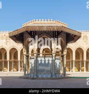 Fontaine d'ablution servant de support à la cour de la mosquée historique publique du Sultan al Muayyad, avec fond de couloir voûté à l'arrière, le Caire, en Égypte Banque D'Images