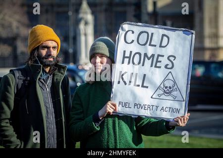 Londres, Royaume-Uni 12 février 2022. Un jeune couple sur la place du Parlement proteste contre la hausse du prix du carburant et du coût de la vie. Banque D'Images