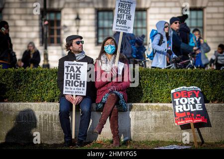 Londres, Royaume-Uni 12 février 2022. Des militants se sont rassemblés sur la place du Parlement pour protester contre la hausse du prix du carburant et du coût de la vie. Banque D'Images