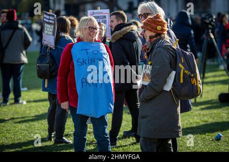 Londres, Royaume-Uni 12 février 2022. Une femme portant un t-shirt « pour skinter à la fête » proteste contre la hausse des prix du carburant et des coûts. Banque D'Images