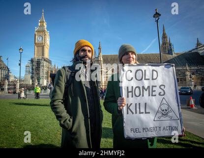 Londres, Royaume-Uni 12 février 2022. Un jeune couple sur la place du Parlement proteste contre la hausse du prix du carburant et du coût de la vie. Banque D'Images