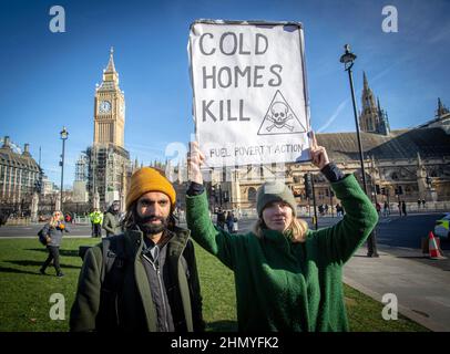 Londres, Royaume-Uni 12 février 2022. Un jeune couple sur la place du Parlement proteste contre la hausse du prix du carburant et du coût de la vie. Banque D'Images