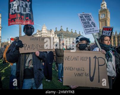 Londres, Royaume-Uni 12 février 2022. Des militants se sont rassemblés sur la place du Parlement pour protester contre la hausse du prix du carburant et du coût de la vie. Banque D'Images