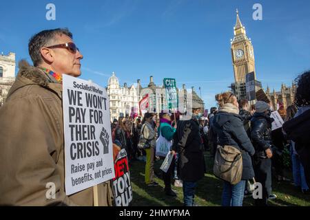 Londres, Royaume-Uni 12 février 2022. Des militants se sont rassemblés sur la place du Parlement pour protester contre la hausse du prix du carburant et du coût de la vie. Banque D'Images