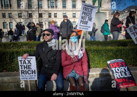 Londres, Royaume-Uni 12 février 2022. Des militants se sont rassemblés sur la place du Parlement pour protester contre la hausse du prix du carburant et du coût de la vie. Banque D'Images