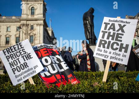 Londres, Royaume-Uni 12 février 2022. Des militants se sont rassemblés sur la place du Parlement pour protester contre la hausse du prix du carburant et du coût de la vie. Banque D'Images