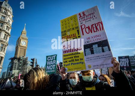 Londres, Royaume-Uni 12 février 2022. Des militants se sont réunis dans le centre de Londres pour protester contre la hausse du prix du carburant et du coût de la vie. Banque D'Images