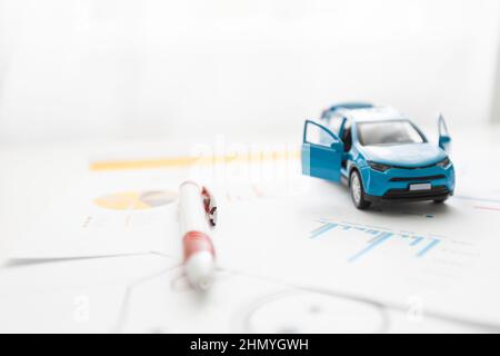 Vue avant d'une voiture bleue sur les dessins de draps Banque D'Images