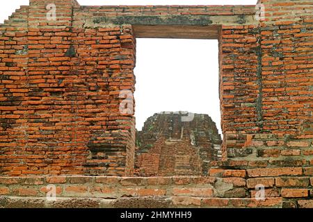 Ruines de bâtiments anciens dans le temple de Wat Mahathe ou le monastère de la Grande Rélique dans le parc historique d'Ayutthaya, Thaïlande Banque D'Images