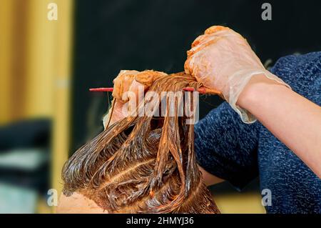 Le processus de peinture des cheveux des femmes dans un salon de coiffure de près Banque D'Images