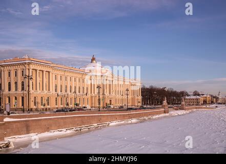 L'hiver à Saint-Pétersbourg, vue sur l'Académie des arts et le remblai de l'université. Jour ensoleillé gelé, rivière Neva couverte de glace et de neige Banque D'Images