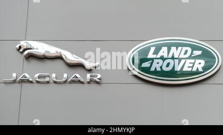 Doha, Qatar - janvier 16th 2022 : gros plan du logo Jaguar et Land Rover sur un mur de salle d'exposition Banque D'Images