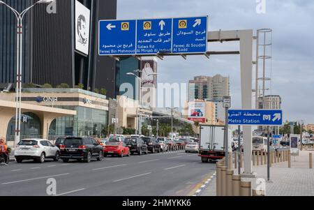 Doha, Qatar - janvier 16th 2022 : circulation à l'heure de pointe à un carrefour sur le périphérique C à Doha, Qatar Banque D'Images