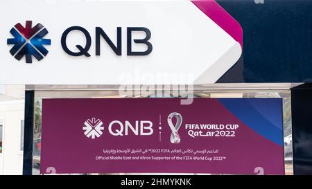 Doha, Qatar - janvier 16th 2022 : ATM de la Banque nationale du Qatar parrainant la coupe du monde de la FIFA 2020 Banque D'Images