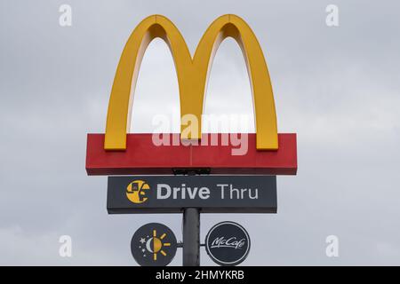 Doha, Qatar - janvier 16th 2022 : gros plan du logo McDonald's Golden Arches et du panneau drive-in Banque D'Images