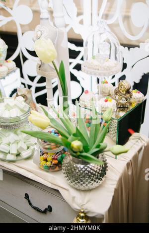 Bar à bonbons de mariage avec tulipes jaunes Banque D'Images