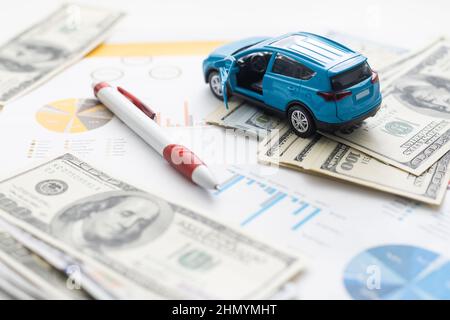 Vue avant d'une voiture bleue sur les dessins de draps Banque D'Images