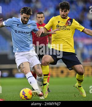 Rome. 12th févr. 2022. Louis Alberto (L) du Latium rivalise avec Riccardo Orsolini de Bologne lors d'un match de football entre le Latium et Bologne à Rome, Italie, le 12 février 2022. Credit: Augusto Casasoli/Xinhua/Alamy Live News Banque D'Images
