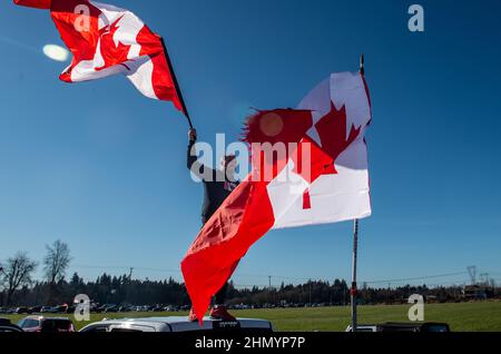 Vancouver, Colombie-Britannique, Canada. 12th févr. 2022. Un manifestant à Surrey, en Colombie-Britannique, s'insurge contre les mandats provinciaux et nationaux de la COVID-19 à mesure que des actions semblables éclatent dans tout le pays. Des milliers de partisans se sont rassemblés sur 8th Avenue et l'intersection de la 176 Street Pacific Highway à Surrey pour accueillir un petit convoi de véhicules de protestation qui se déplacent de Chilliwack à proximité jusqu'au passage frontalier utilisé principalement par les camionneurs. La police a tenté de fermer l'accès des manifestants, mais leurs barricades ont été violées à plusieurs reprises. Les manifestants pour piétons ont finalement suivi sans entrave, bloquant Bo Banque D'Images