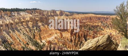 Point de vue surplombant l'amphithéâtre de Bryce Canyon et un endroit populaire pour observer le lever du soleil Banque D'Images