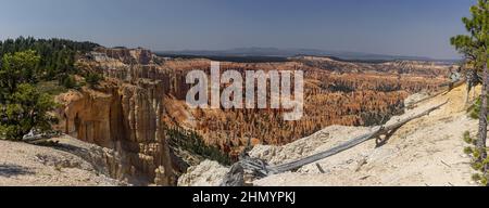 Point de vue surplombant l'amphithéâtre de Bryce Canyon et un endroit populaire pour observer le lever du soleil Banque D'Images