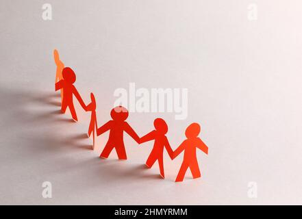 Les employés papier font du travail d'équipe dans leur entreprise Banque D'Images